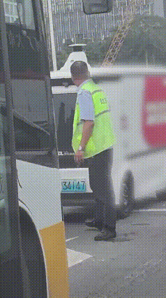 深圳一无人快递车疑走错路，与公交车“针锋相对”！最新回应